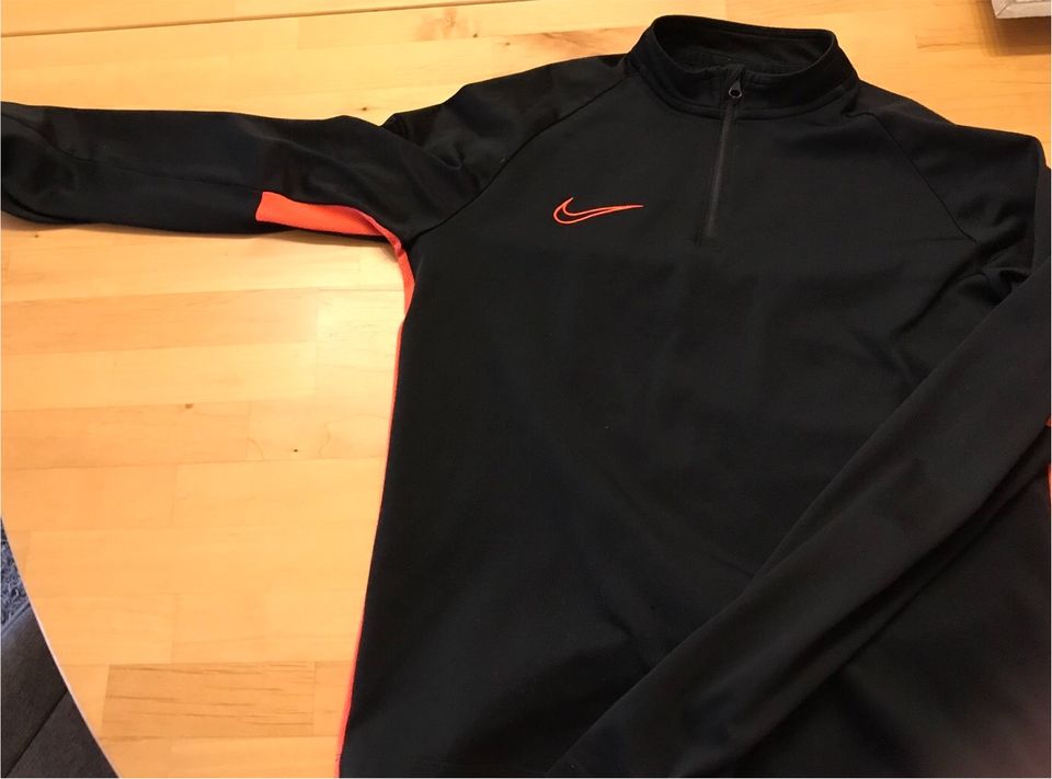 Nike Dry fit Sportshirt in Tholey