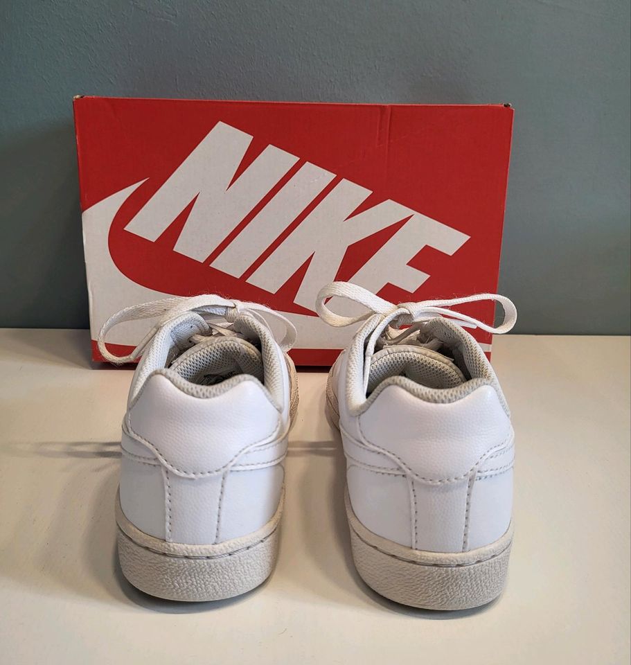 Nike Sneaker Turnschuhe Hallenschuhe Gr. 36,5 in Oldenburg