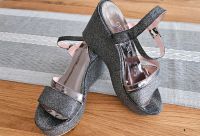 Damen Schuhe Sandalen mit Keilabsatz grau Glitzer Gr 37 wie neu Nordrhein-Westfalen - Neuss Vorschau