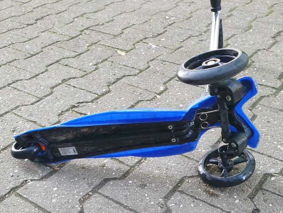 Scooter (Tretroller) mit 3 Rollen in Frankfurt am Main