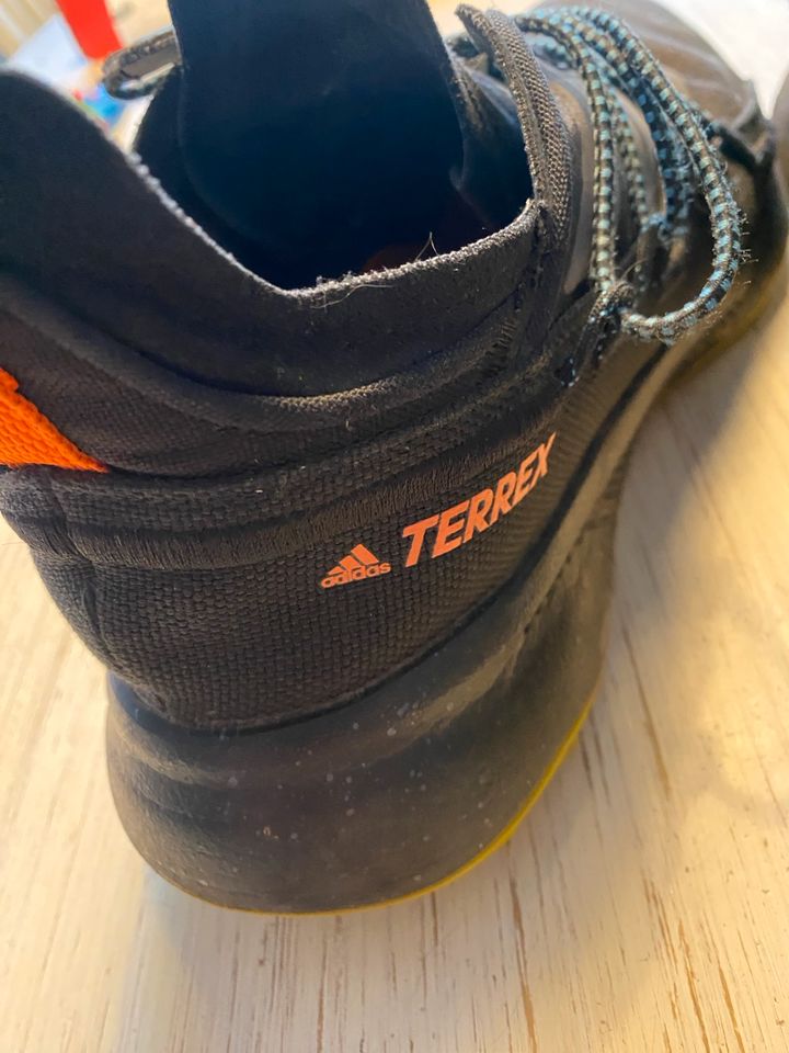 Adidas Terrex Gummizug Kinderschuhe Größe 41 1/2 in Halle