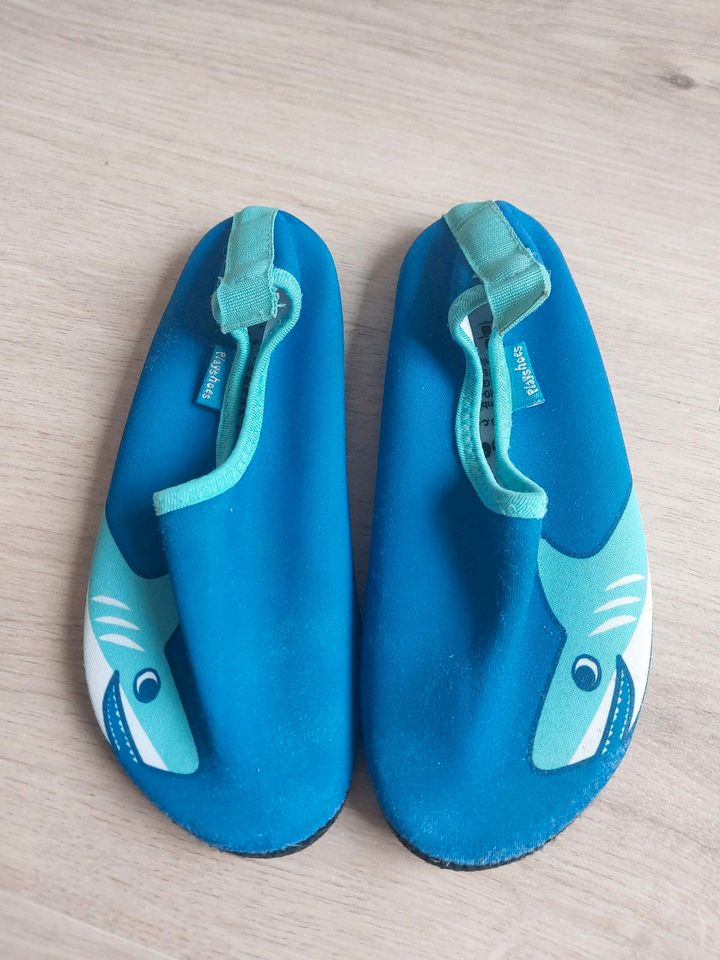 Schwimmschuhe Gr. 30 Anti-Rutsch, Hai in Köln