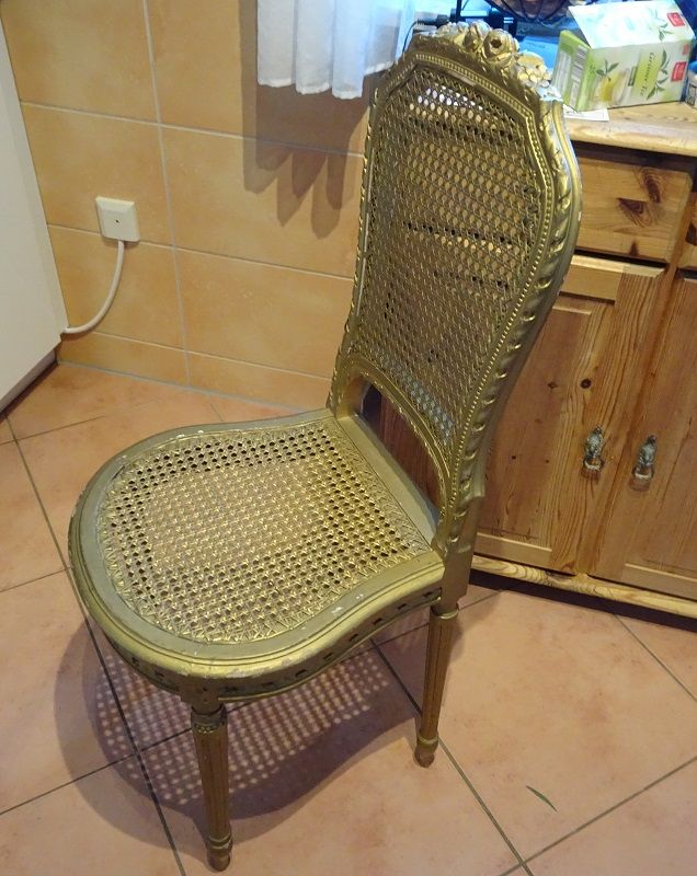 Alter Stuhl goldfarben mit Geflecht in Pastetten