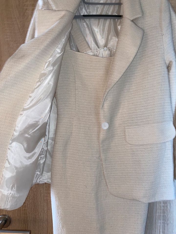 Damen Anzug beige 2 teile Kleid und Blazer mit Reißverschluss in Sinsheim