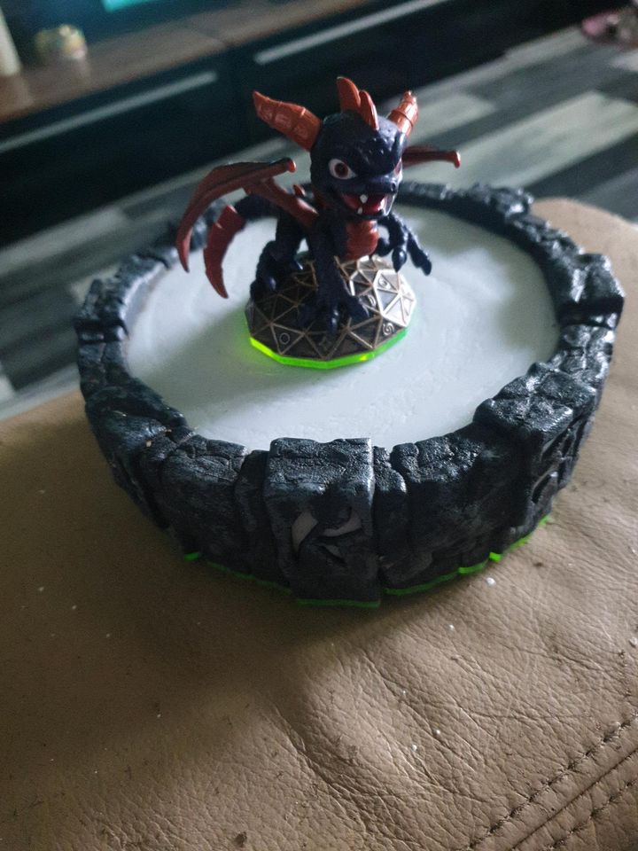 Biete 10 verschiedene Skylanders Figuren plus Portal ohne spiel in Düren