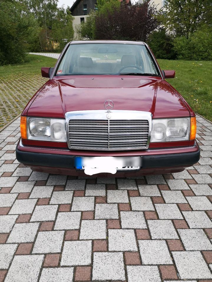 Oldtimer Mercedes Benz 200 D - W124 rot, EZ 1991 in Scheyern