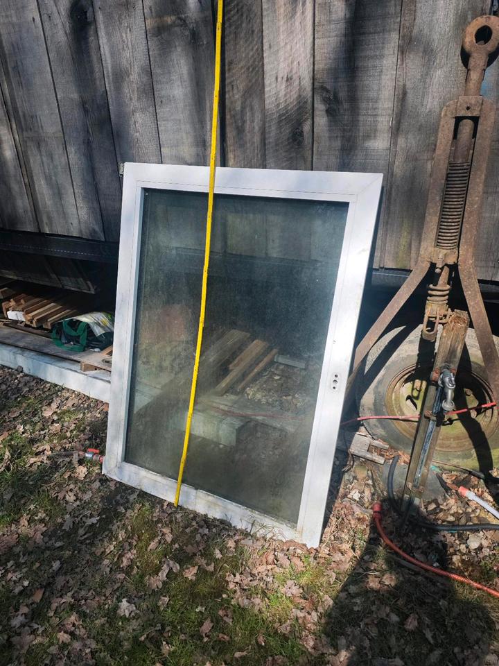 fenster mit Rahmen doppelt verglast 140x105cm zu verschenken in Bochum