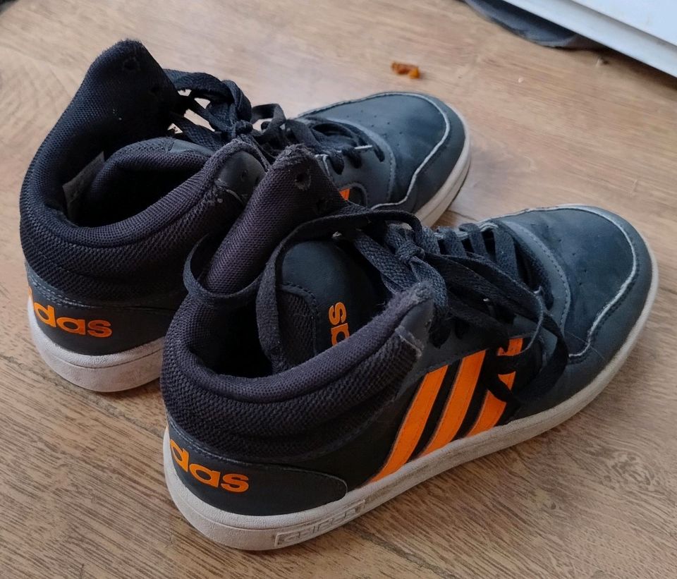 Adidas Stiefel Gr. 37 1/2 hu in Berlin