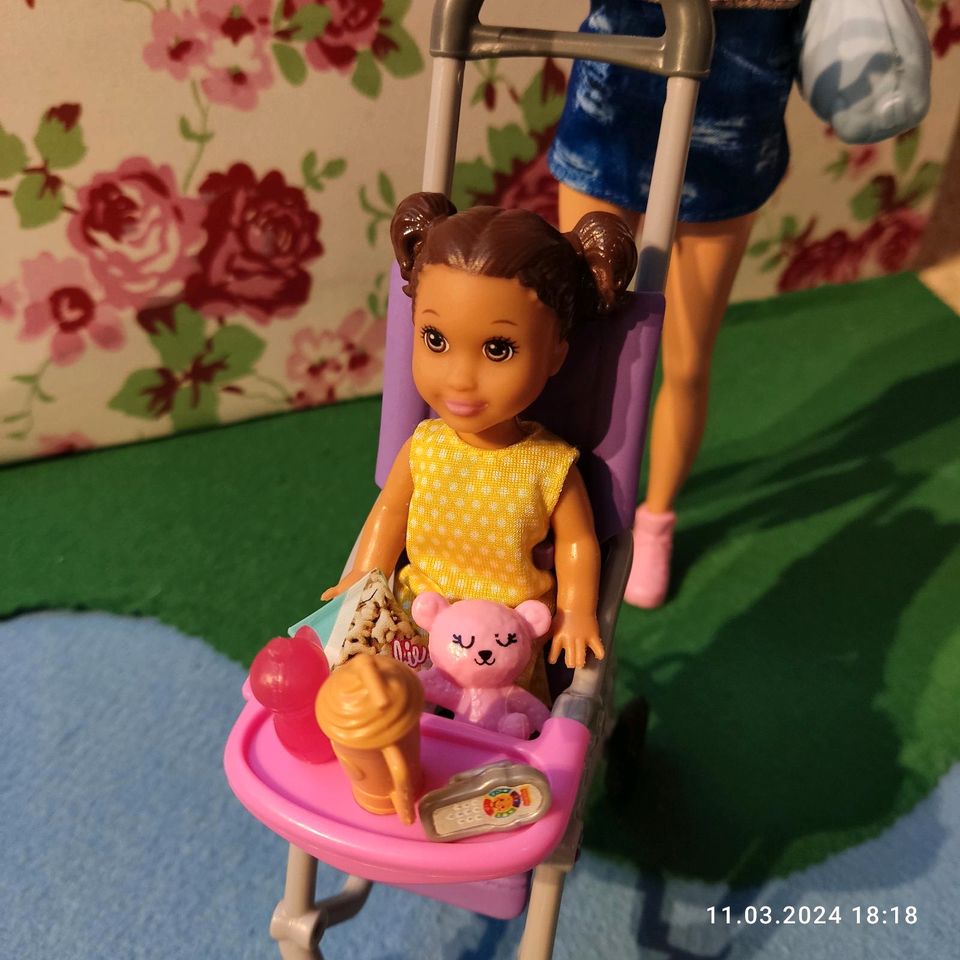 Barbie Skipper Babysitter mit Kinderwagen in Buggingen