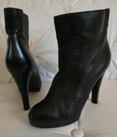 Chanel leder Stiefeletten Gr. 37,5 Hessen - Bad Vilbel Vorschau