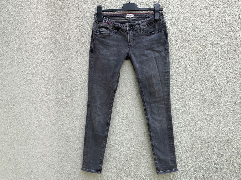 Tommy Hilfiger Jeans Natalie schwarz used Stretch Größe 28/30 in Nürnberg (Mittelfr)