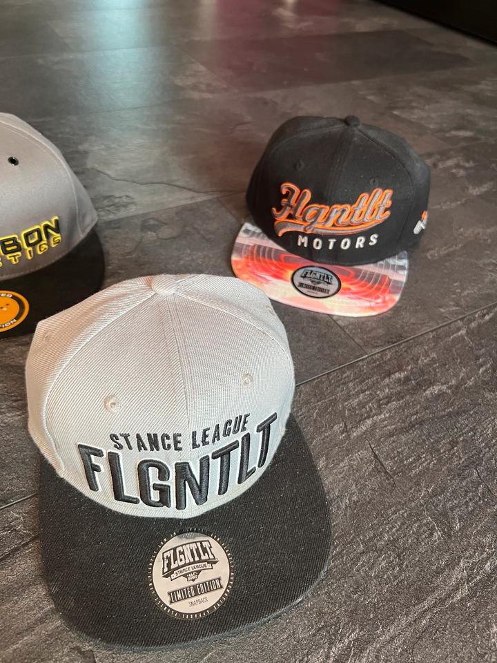 FLGNTLT Snapbacks 4 Stück Caps + limitierte Carbon Genetics Cap in Arberg