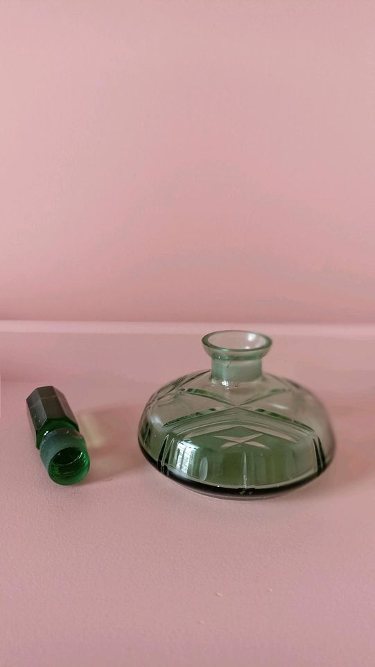Vintage Glasgefäß grün rosalin geschliffenes Glas 50ige Flakon in Rostock