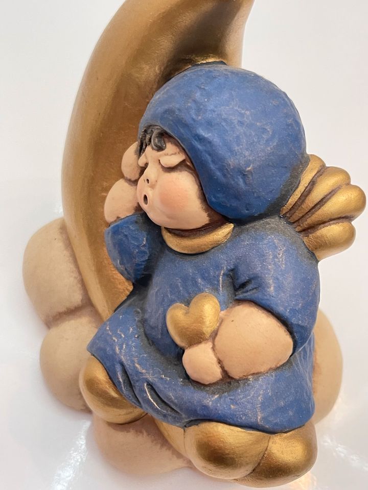 Thun Figur schlafender Engel auf Mond Keramik Dekoration in