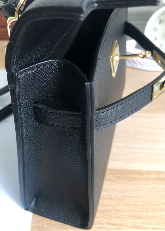 Kleine schwarze Handtasche Umhängetasche mit goldenen Details in Darmstadt