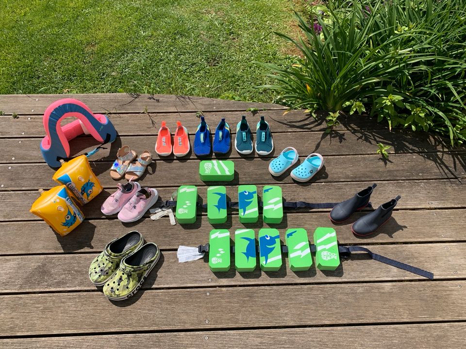 Badeschuhe, Crocs, Schwimmgürtel, Schwimmflügel in Neuhausen