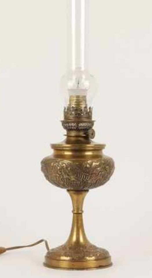 Tischlampe um 1900, Messing/Glas, runder Stand, konischer Schaft in Büchenbach
