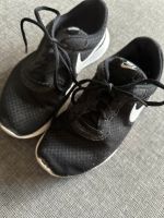 Nike Turnschuhe schwarz/weiß Gr. 38.5 Nordrhein-Westfalen - Hilden Vorschau