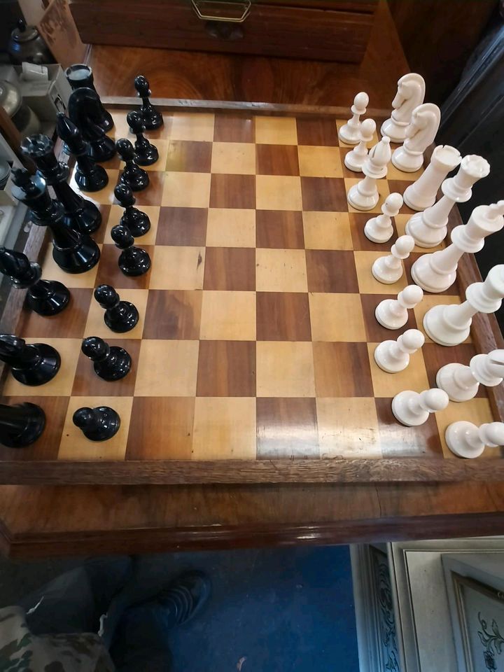 Alt Schach Schachspiele Schachbretter Bretter Schachfiguren Figur in Groß-Gerau