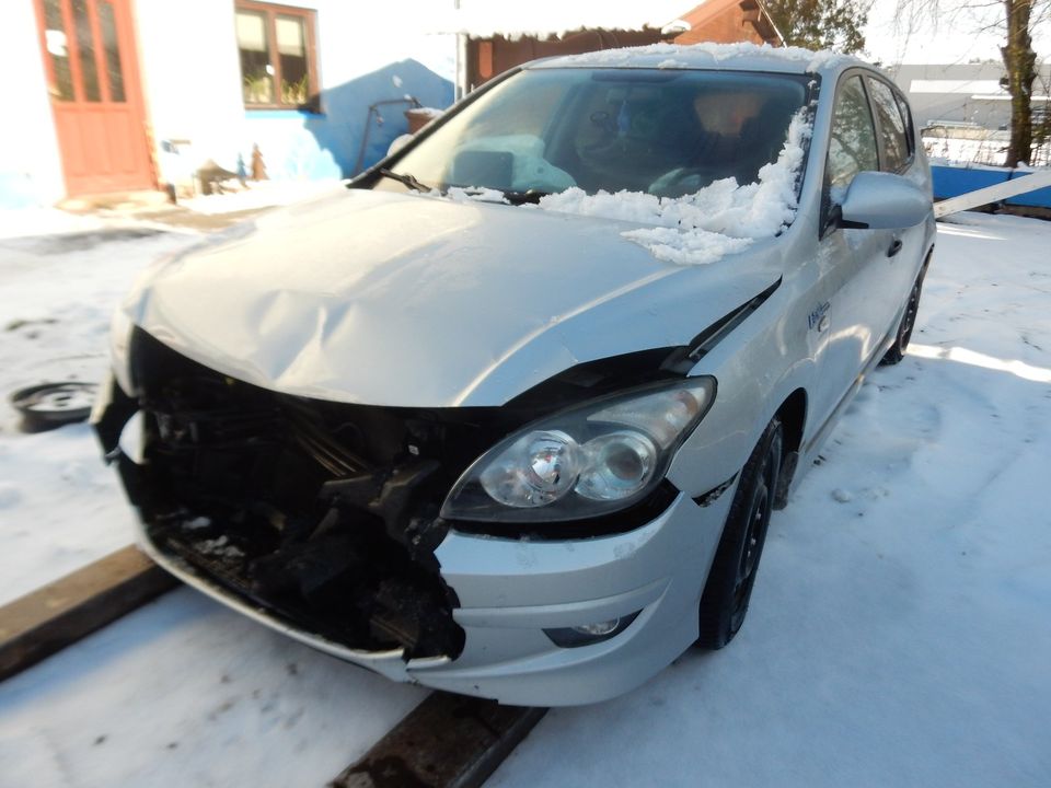 Hyundai I30 Ersatzteileträger 1.4 Continental-Silver VN9142 in Heilsbronn