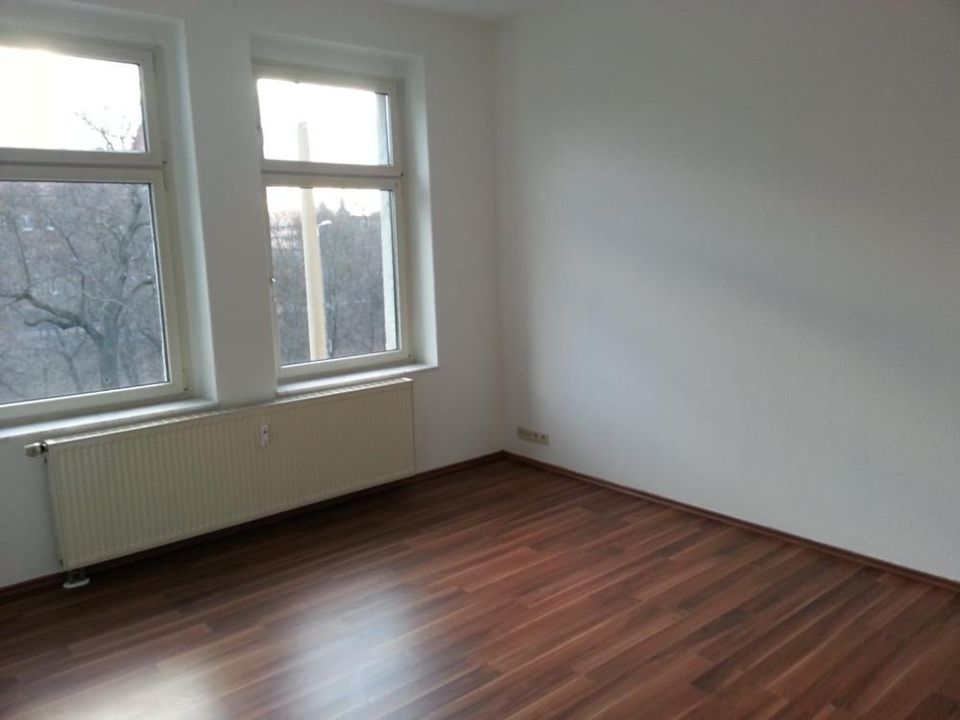 Zweiraumwohnung Nähe Zentrum, Küche, Bad mit Fenster, Balkon ( WG geeignet) in Erfurt