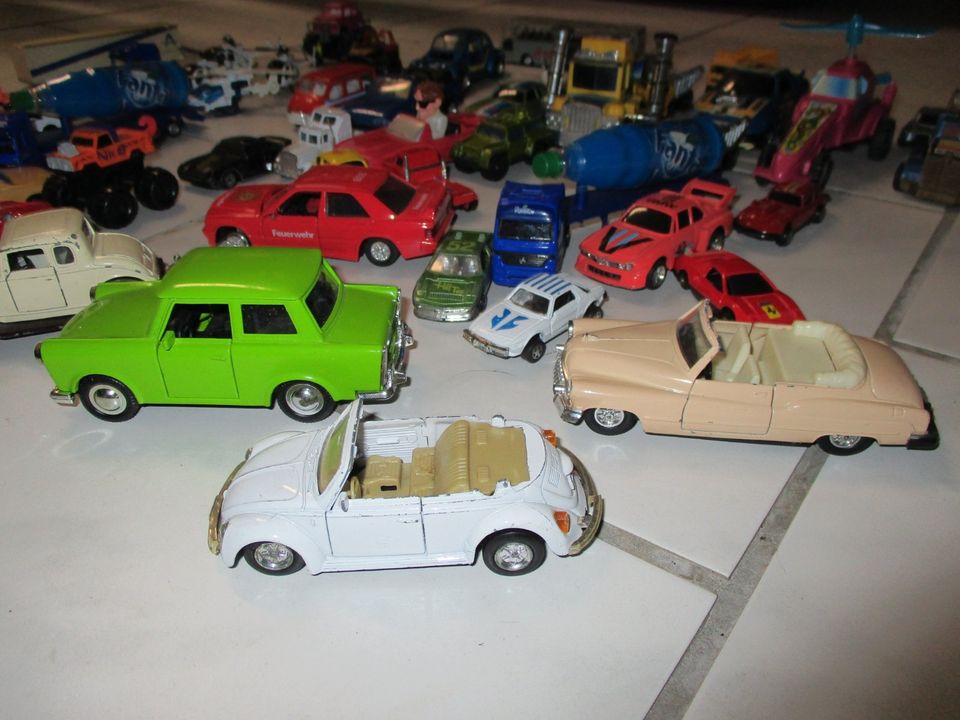 Kiste voll mit Spielzeug Autos in Weinheim