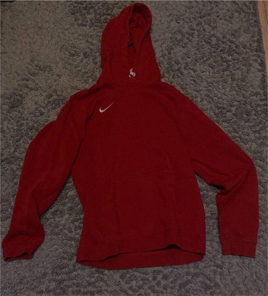 Roter Nike Pullover in Darmstadt