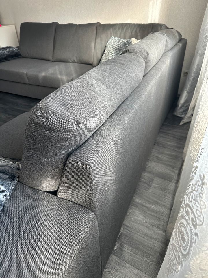 Sofa mit Kissen in Kettig