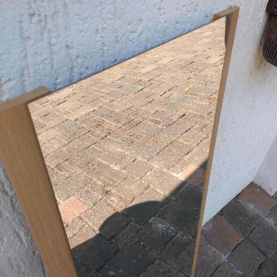 Großer Spiegel auf Holzrahmen in Iserlohn