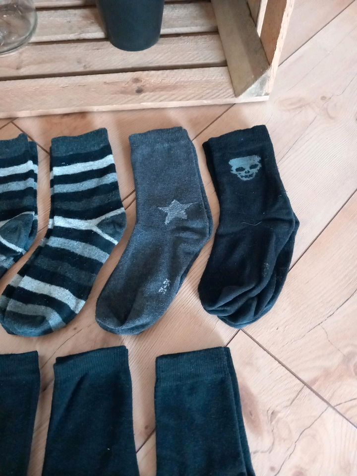 Socken / Strümpfe  Gr. 31-34 in Schöffengrund