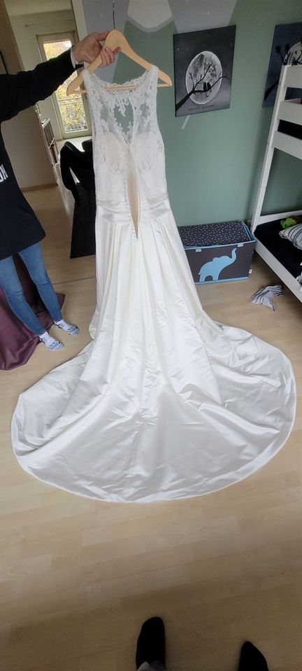 Brautkleid Hochzeitskleid Hochzeit weiß Gr. 40 1,80m NP 2100,00€ in Mönchengladbach