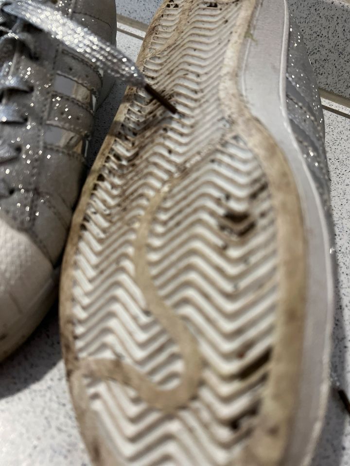 Adidas Glitzer Schuhe in Buseck