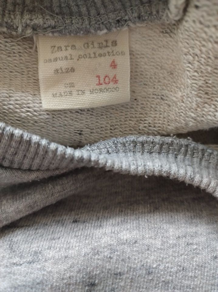 bequemes Sweatkleid Zara mit Rüschen Gr. 104 grau, ung. 3-4 Jahre in Roigheim