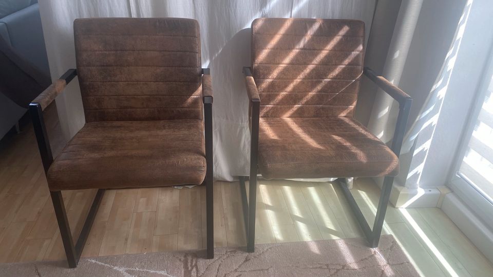 2 Vintage braun Stühle mit Armlehne in Frechen