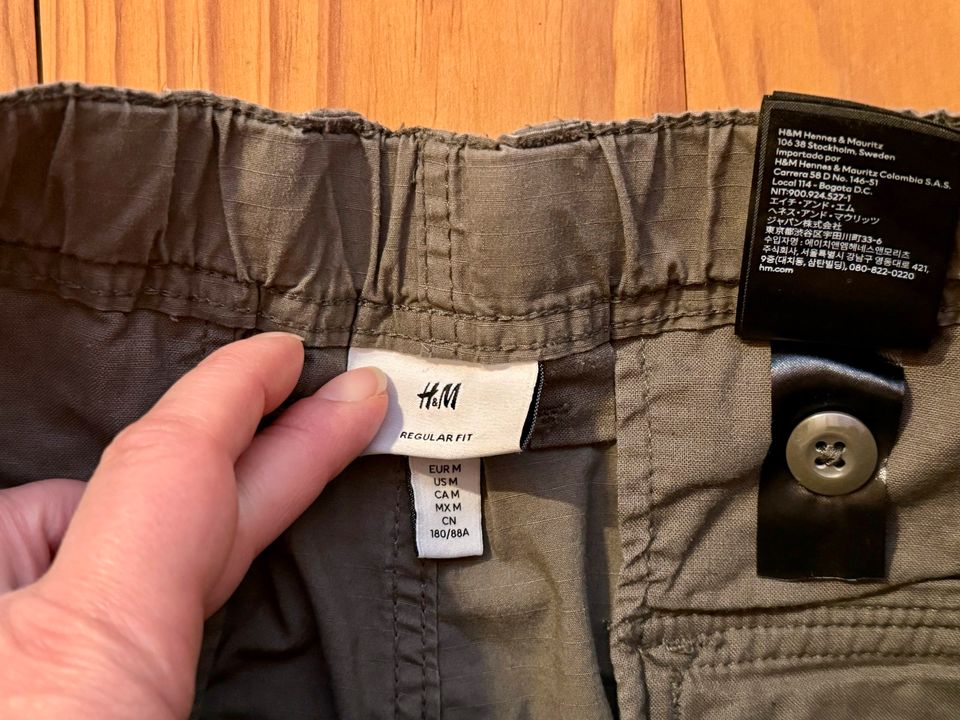 H&M Cargo Hose - oliv/dunkles Grün, Regular fit, Größe M in Sachsenheim