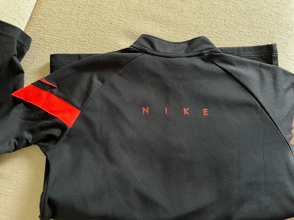 Trainingsshirt Nike, Gr. 147-158, schwarz/rot in Cuxhaven