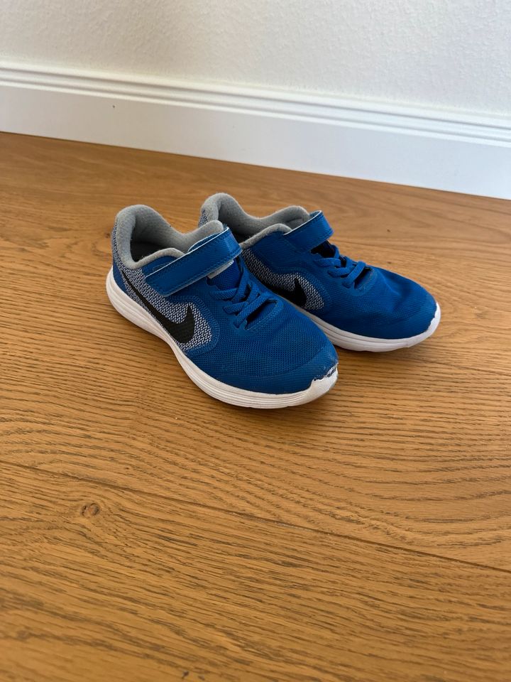 Nike Sportschuhe Turnschuhe Gr. 32 Kinder Sneaker in Ludwigsburg