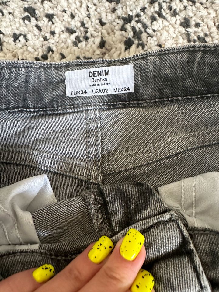 Grau Jeans Bershka , große 34. in Rellingen