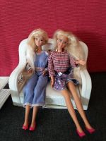 2 Barbie mit Sofa und Tisch Nordrhein-Westfalen - Minden Vorschau