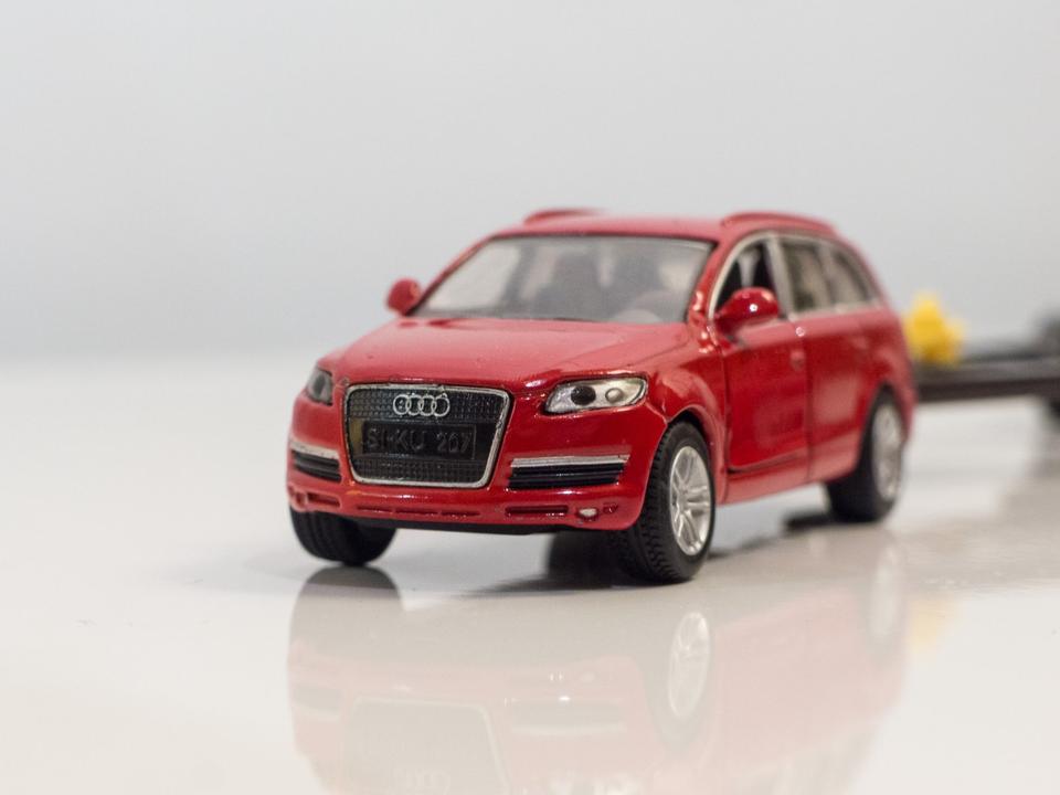 SIKU AUDI Q7 mit Bootsanhanger TT Spielzeug Auto Modell 1 55 in Bayern Vaterstetten kleinanzeigen