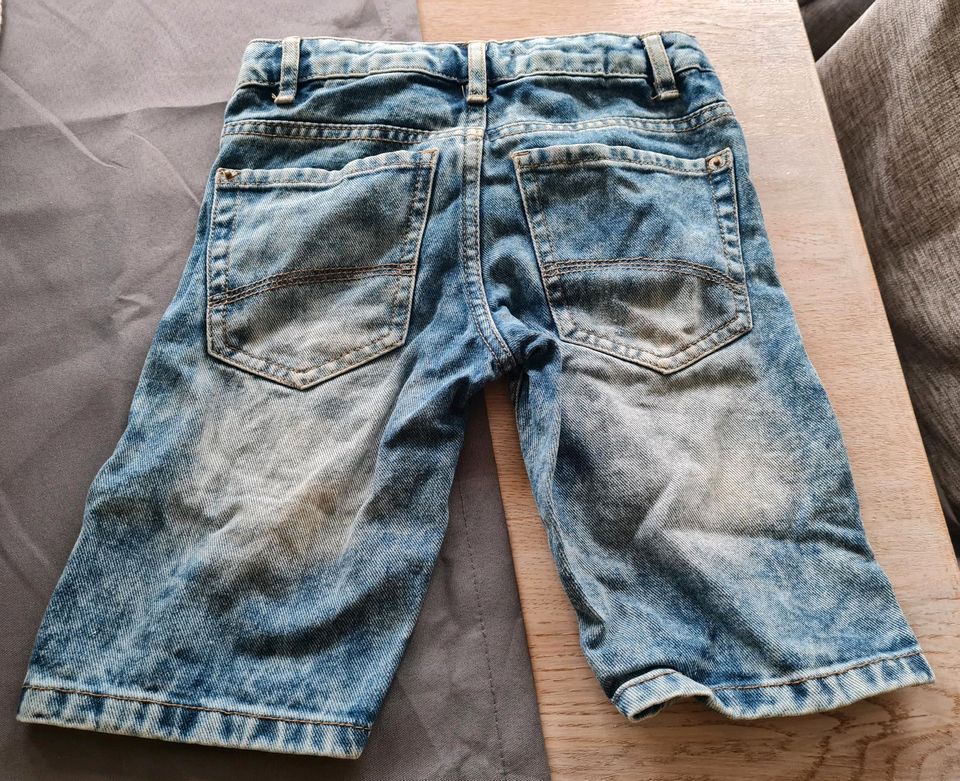 Jungen Jeans Bermudas Shorts 116 in Hessisch Oldendorf