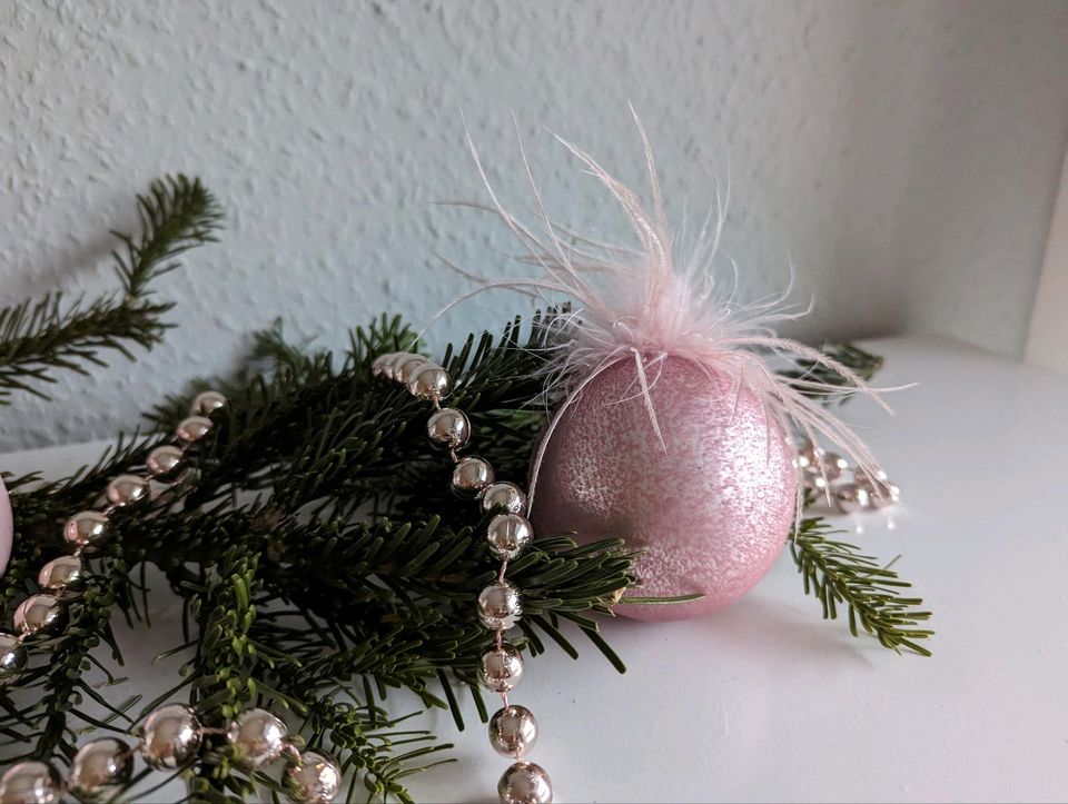 Depot Weihnachtsbaum Deko Christbaumkugeln rosa in Hamburg