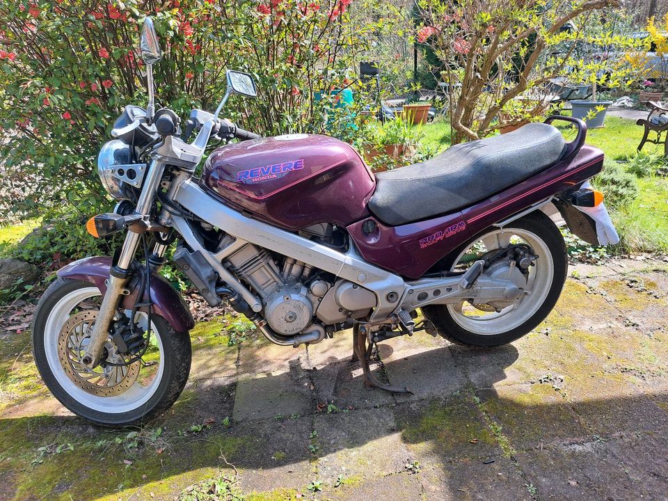 Honda NTV 650 RC33 in Berlin