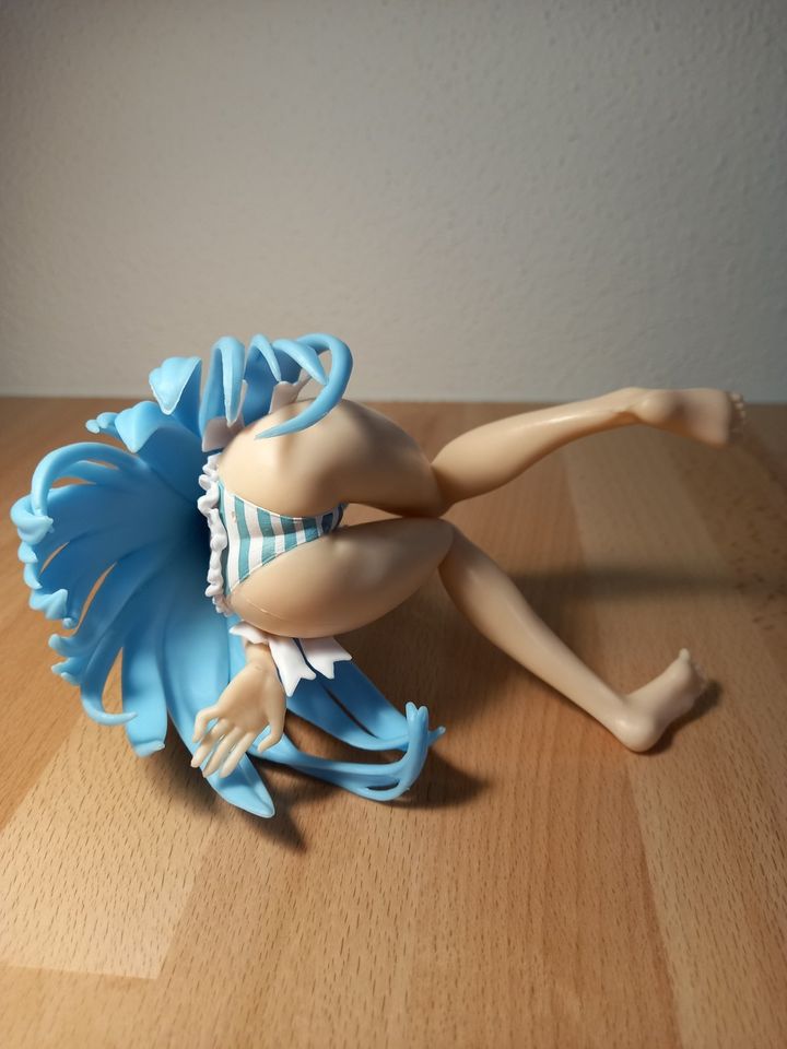 Anime Figur - Sitzender Blaue Bikini Girl - 13 cm in München