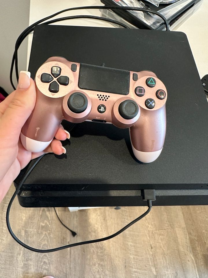 PlayStation 4 mit Controller in Hamburg