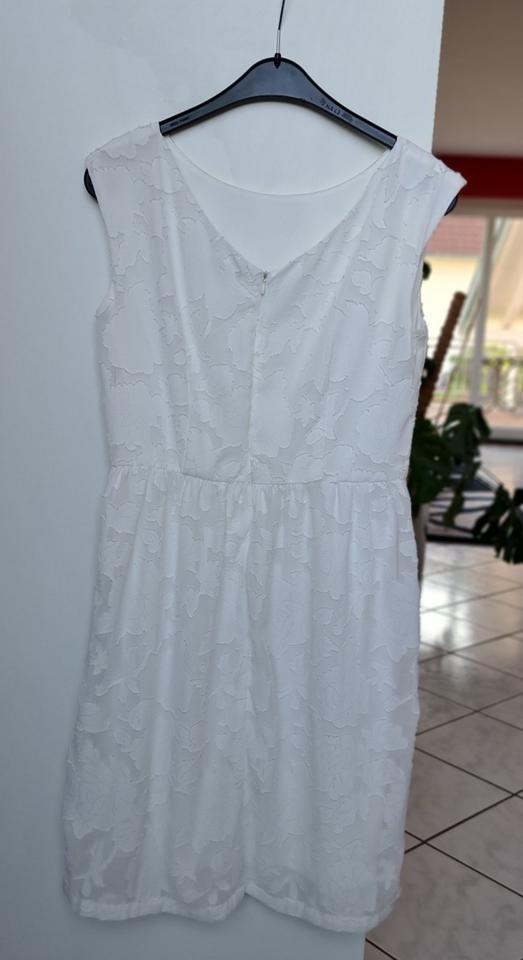 Kleid, weiß, festl., Gr 38, florale Spitzendesign, gefüttert in Horbach