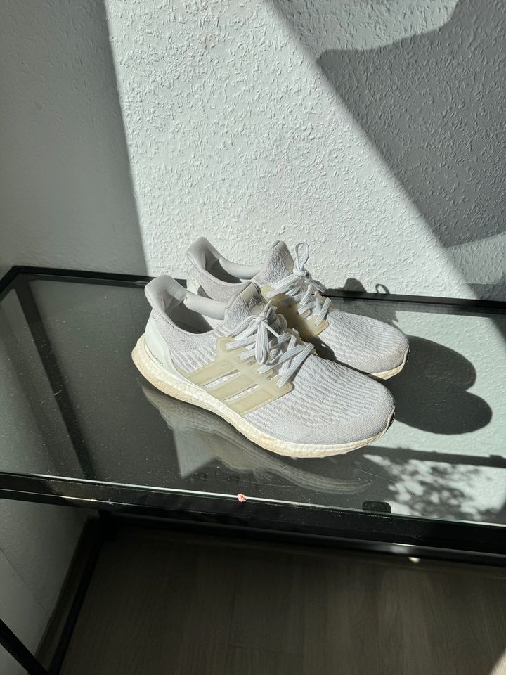 Adidas Ultra Boost weiß in Wetzlar