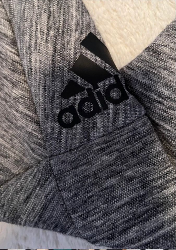 Adidas Jacke wunderschön nagelneu nie getragen grau größe Xs in Taufkirchen