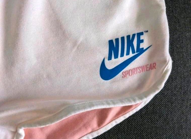 Damen Nike Shorts weiß/rosa Größe M neuwertig in Berlin