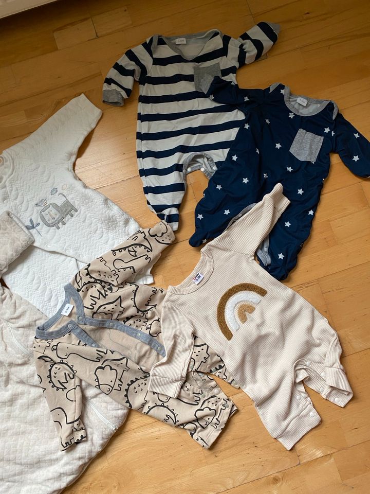 Neugeborenen Kleider Paket / Set / Schlafsack/ Pyjamas in Kusterdingen